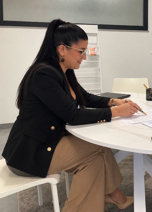 Rosa Umina prépare et ordonne un dossier à son bureau de Seraing